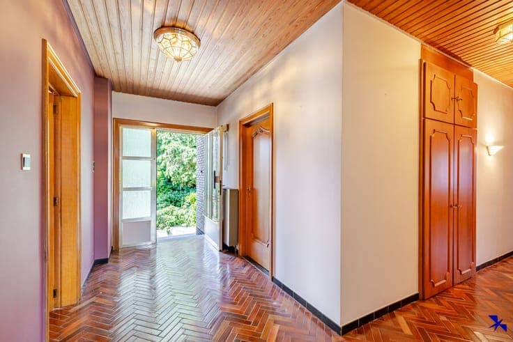 Characterful villa of approx. 398 m² with 5 bedrooms in a gr