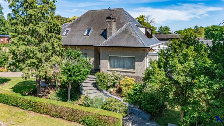 Characterful villa of approx. 398 m² with 5 bedrooms in a gr