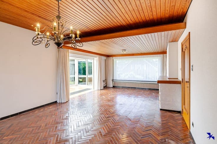 Characterful villa of approx. 398 m² with 5 bedrooms in a gr