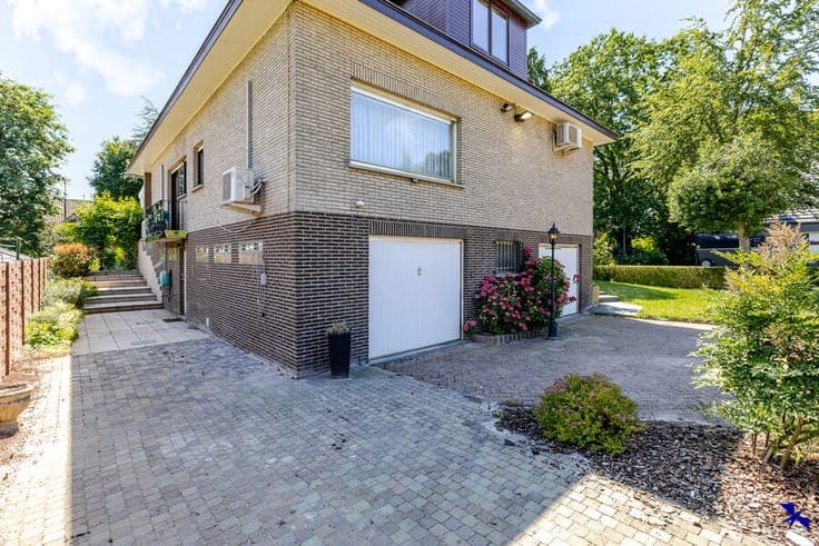 Characterful villa of approx. 398 m² with 5 bedrooms in a gr