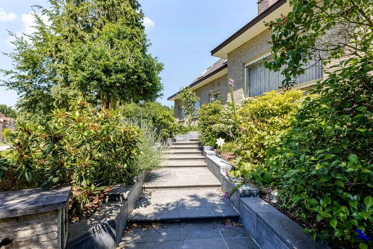 Characterful villa of approx. 398 m² with 5 bedrooms in a gr