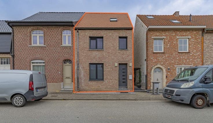 NIEUWERKERKEN– Gerenoveerde woning met 3 slk's, tuin, garage