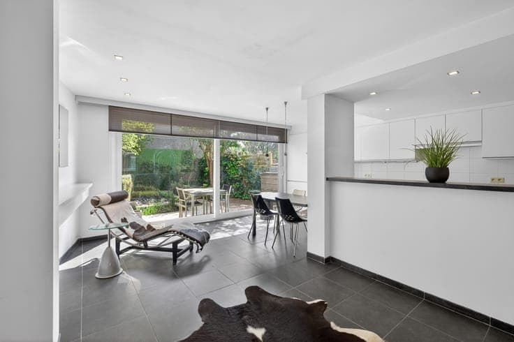A ready-to-move-in townhouse of approximately 250 m² with...
