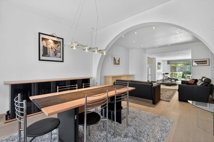 A ready-to-move-in townhouse of approximately 250 m² with...
