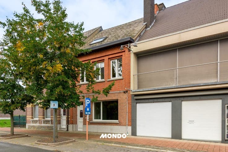 Versatile terraced house with garden, courtyard, and expans