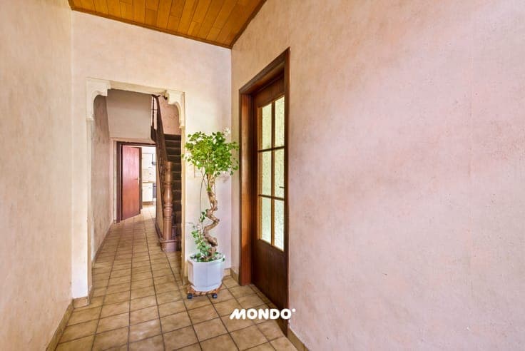 Versatile terraced house with garden, courtyard, and expans