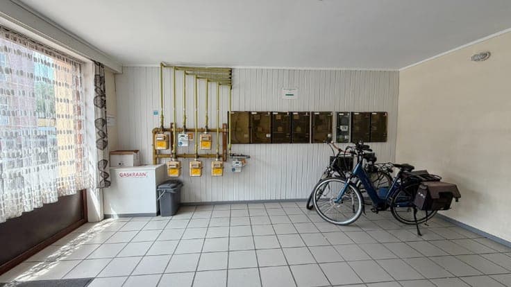 Opbrengsteigendom met 7 appartementen + ruime garage-maga...