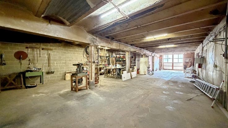 Opbrengsteigendom met 7 appartementen + ruime garage-maga...