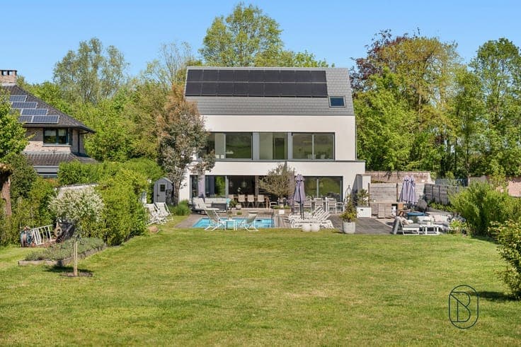 Exclusieve villa met 7 slpk, zwembad en tuin met open zicht