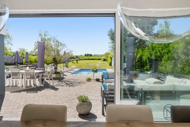 Exclusieve villa met 7 slpk, zwembad en tuin met open zicht