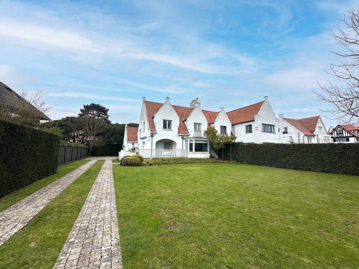 Exceptional semi-detached villa in an absolute prime loca...