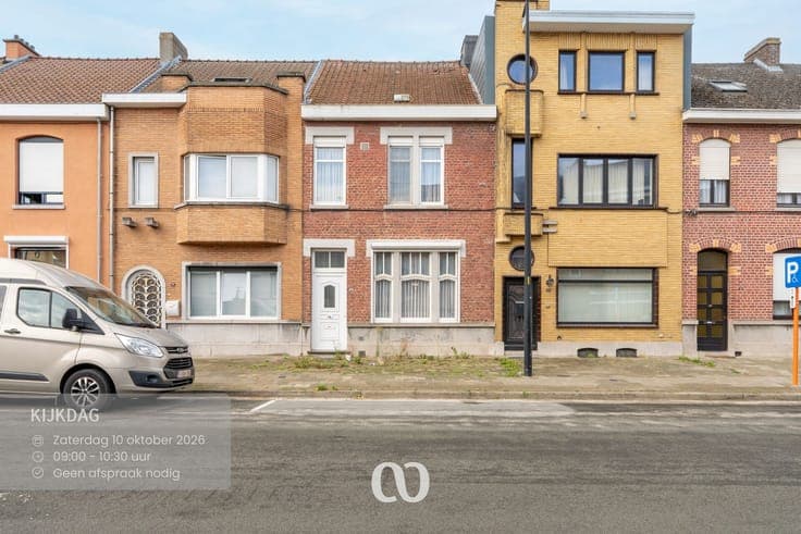 Spacious house in a central location in Ronse.