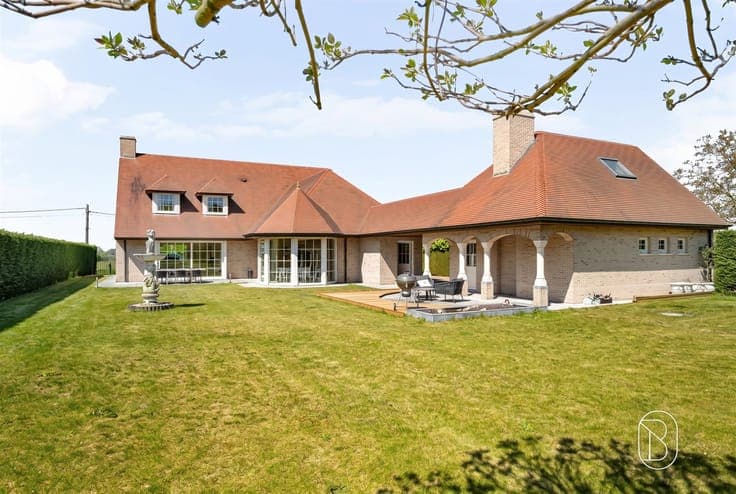 Perfect onderhouden grote villa op 3000m2.