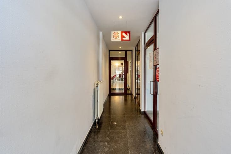 Handelshuis met ruim duplexappartement, stadstuin en 3 pa...