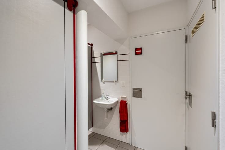 Handelshuis met ruim duplexappartement, stadstuin en 3 pa...