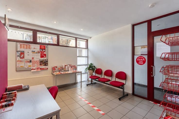 Handelshuis met ruim duplexappartement, stadstuin en 3 pa...