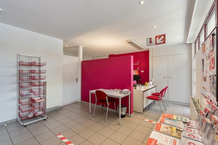 Handelshuis met ruim duplexappartement, stadstuin en 3 pa...