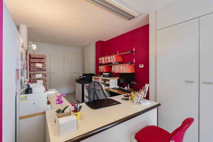 Handelshuis met ruim duplexappartement, stadstuin en 3 pa...