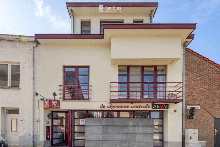 Handelshuis met ruim duplexappartement, stadstuin en 3 pa...