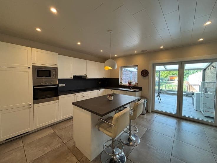 RENOVATED 3-BEDROOM HOME WITH A GARDEN