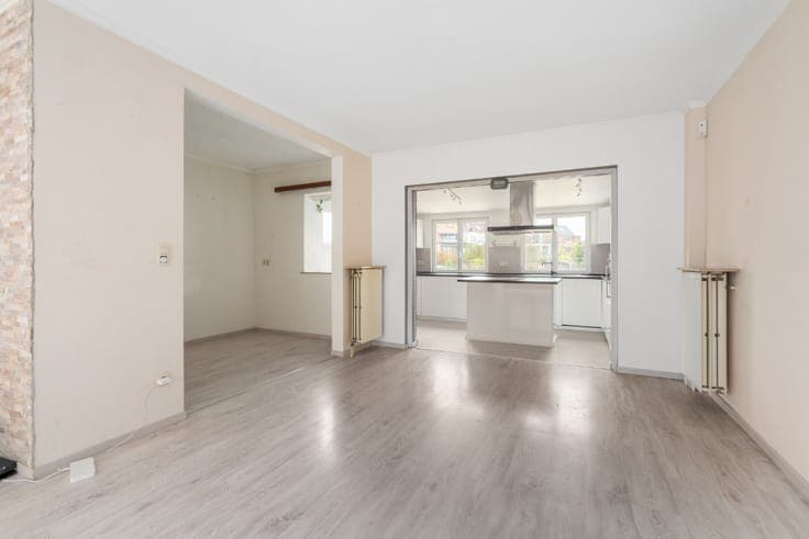 Move-in ready bel-etage with large garden