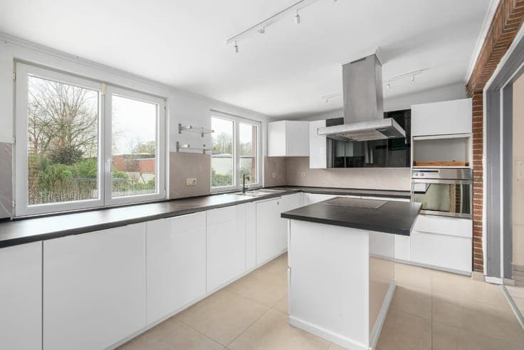 Move-in ready bel-etage with large garden