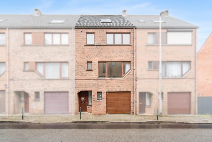 Move-in ready bel-etage with large garden