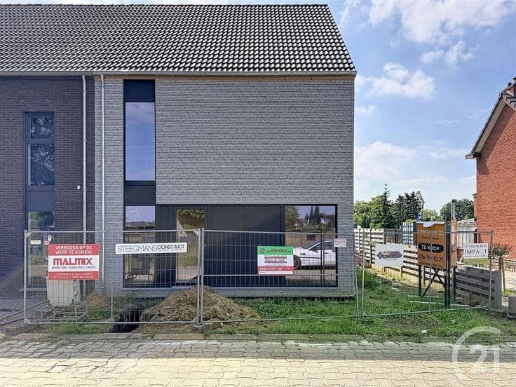 New construction home in very quiet street for sale!