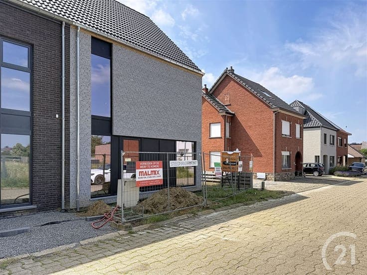 New construction home in very quiet street for sale!