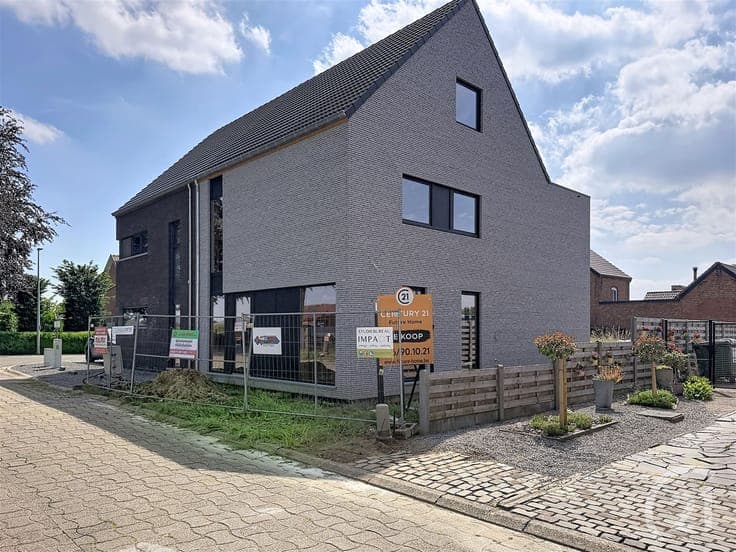 New construction home in very quiet street for sale!