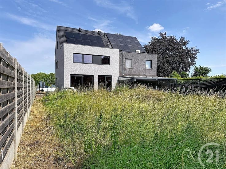 New construction home in very quiet street for sale!