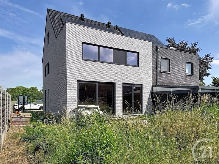 New construction home in very quiet street for sale!