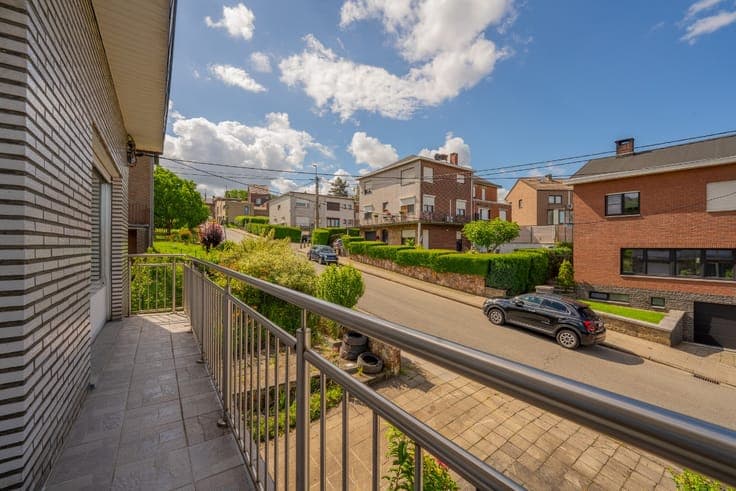 3-fronted split-level house on the heights of Saint-Nicolas