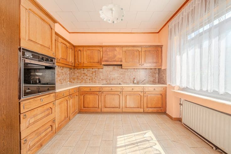 3-fronted split-level house on the heights of Saint-Nicolas