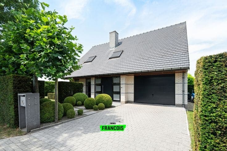 Timeless detached home with beautifully landscaped garden f…