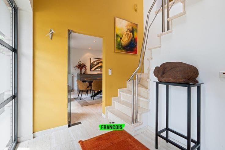 Timeless detached home with beautifully landscaped garden f…