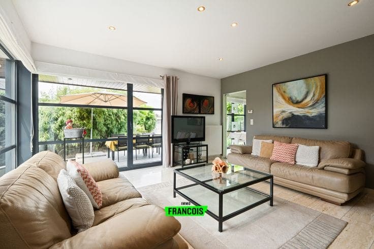 Timeless detached home with beautifully landscaped garden f…