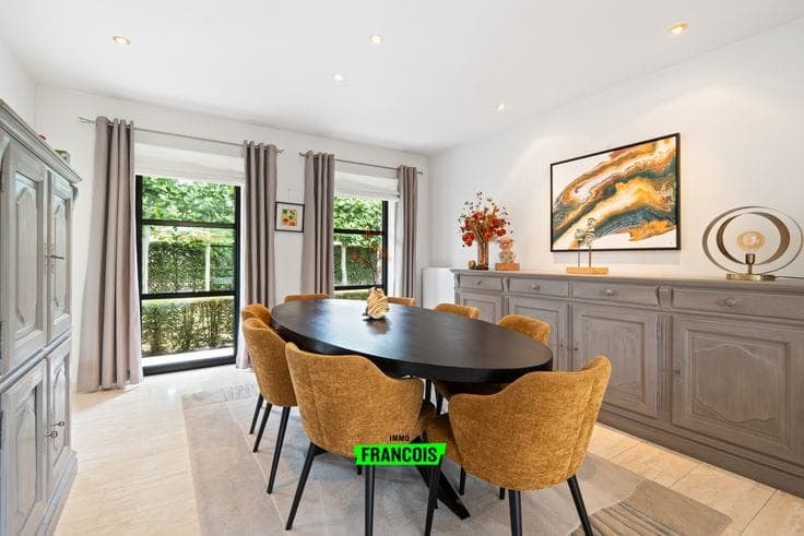 Timeless detached home with beautifully landscaped garden f…