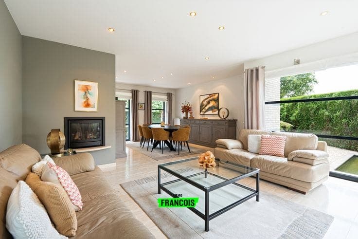 Timeless detached home with beautifully landscaped garden f…