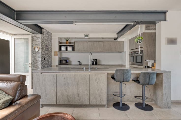 Commercial property with spacious living accommodation in Wa