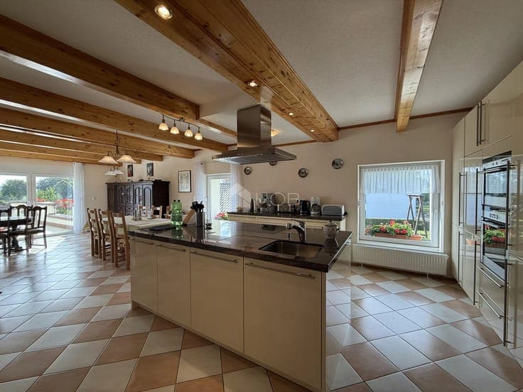 Spacious detached house with 369 m² of living space