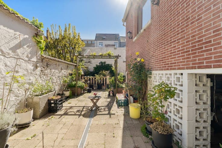 Characterful 6-Bedroom Home with Garden and Two Bathrooms...