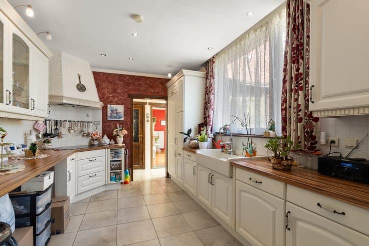 Characterful 6-Bedroom Home with Garden and Two Bathrooms...