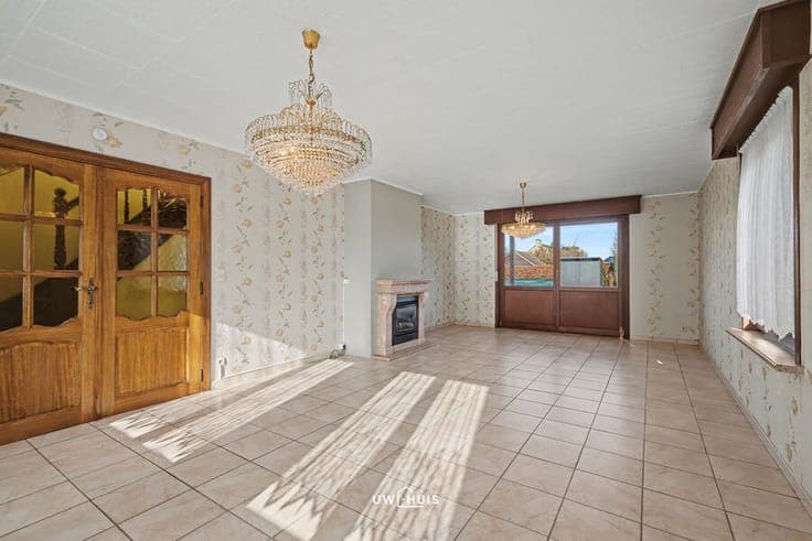 Detached house with 4 bedrooms, garage, and well-maintained