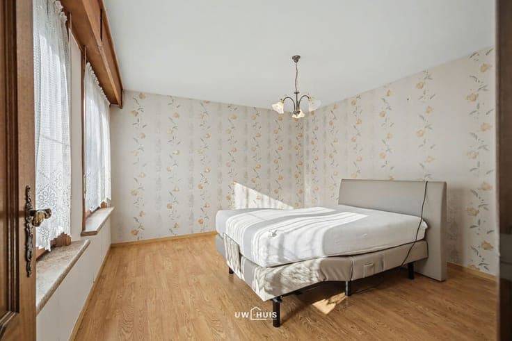 Detached house with 4 bedrooms, garage, and well-maintained