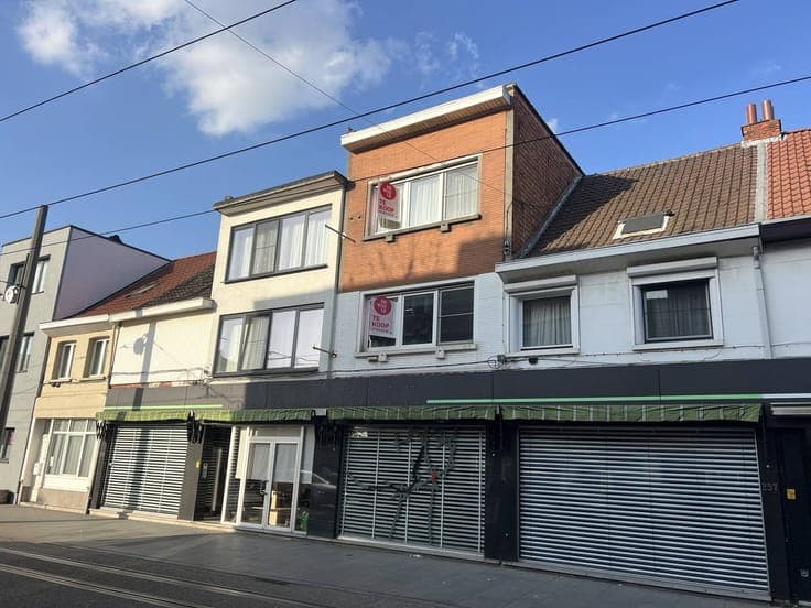 Development building with trade and 2 apartments in Deurne!