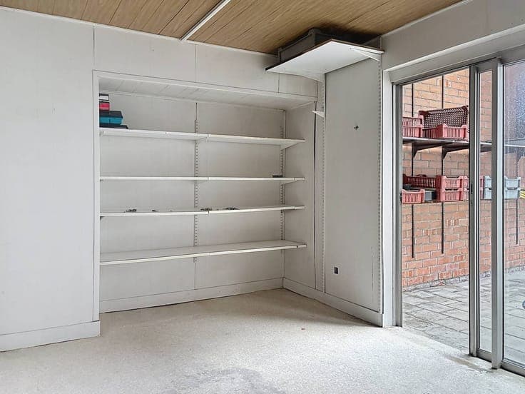 Development building with trade and 2 apartments in Deurne!