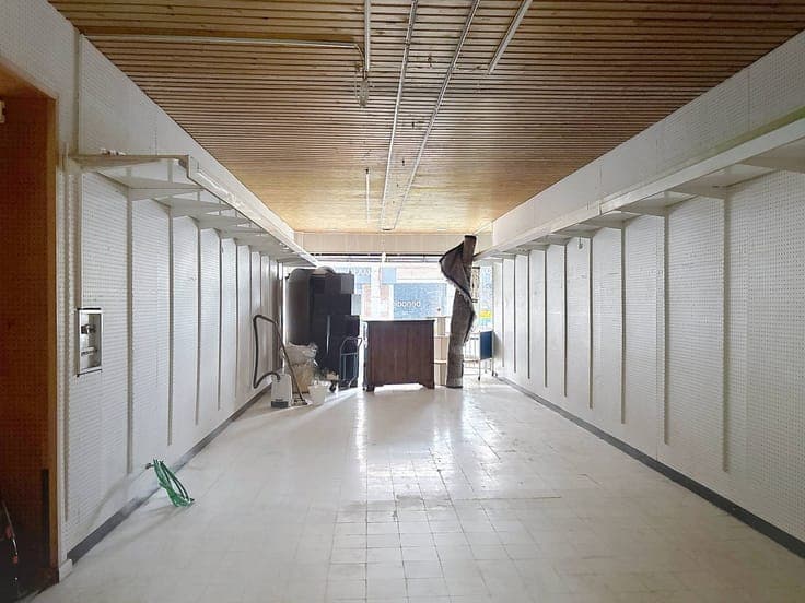 Development building with trade and 2 apartments in Deurne!