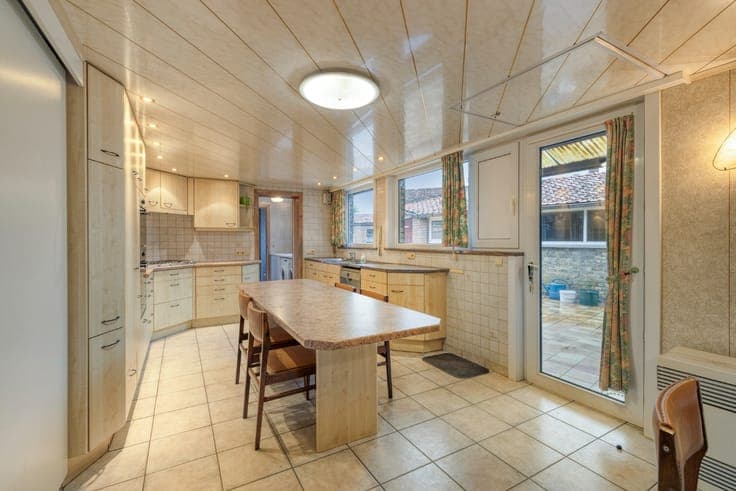 Ruime woning met voormalige handelsruimte en tal van moge...