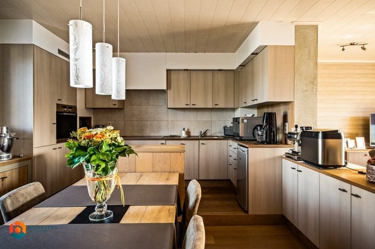 Woning met 2 slpkrs en bijgebouw met veel potentieel